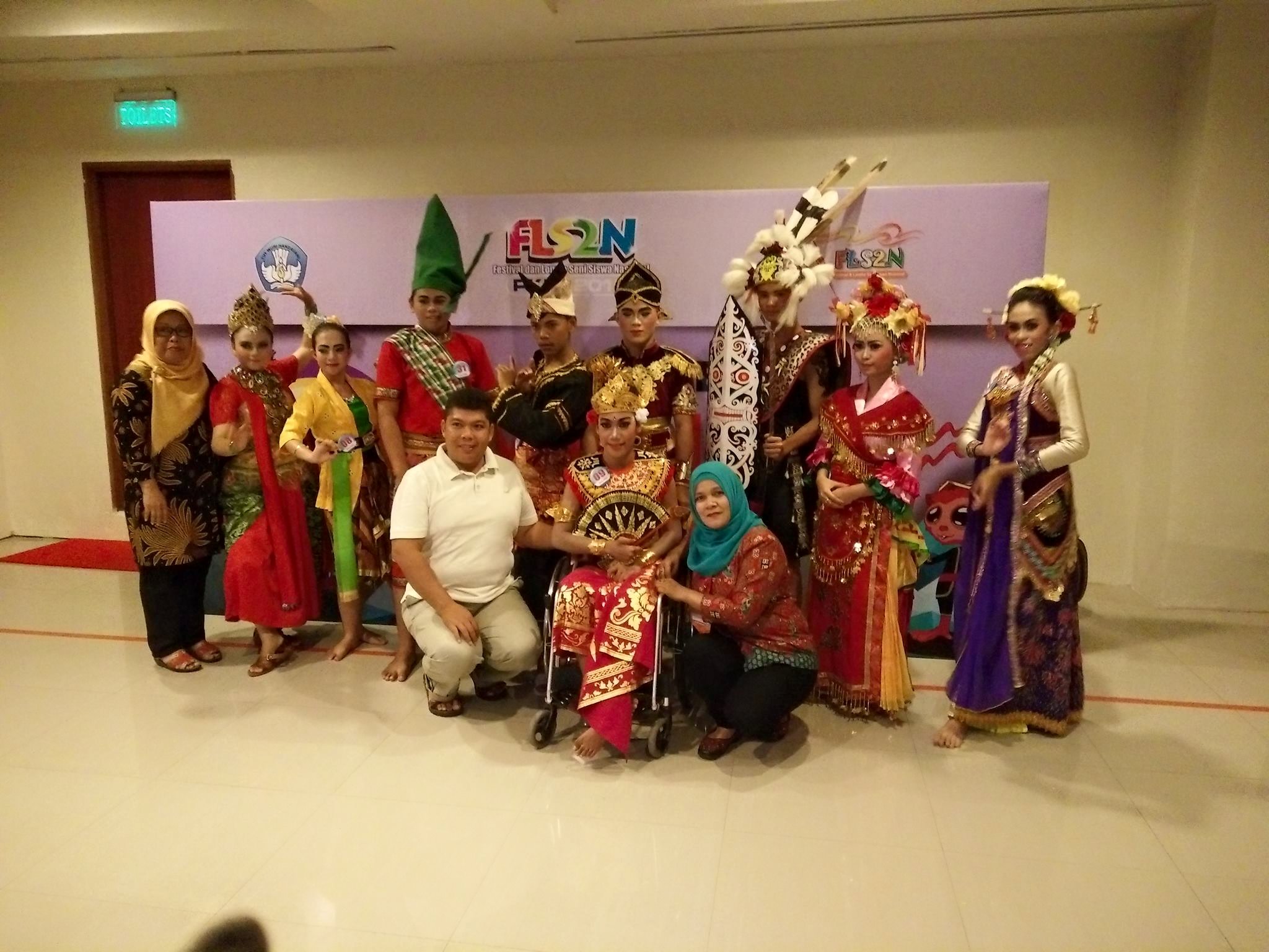 SISWA SLB AISYIYAH SIJUNJUNG MENDAPAT JUARA II FLS2N CABANG MENARI DI MANADO 2017