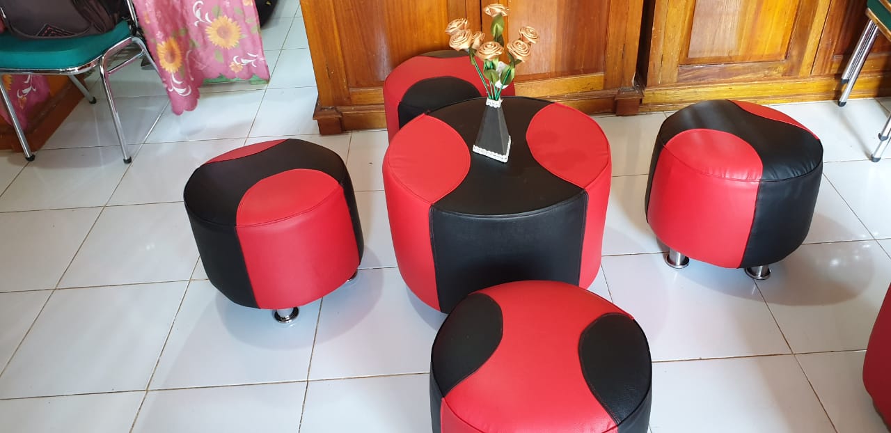 Sofa Botiq dari Botol Plastik Bekas